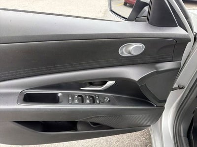 2022 Hyundai Elantra SE