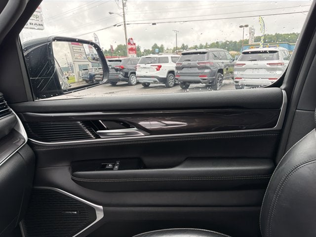 2023 Jeep Wagoneer Base